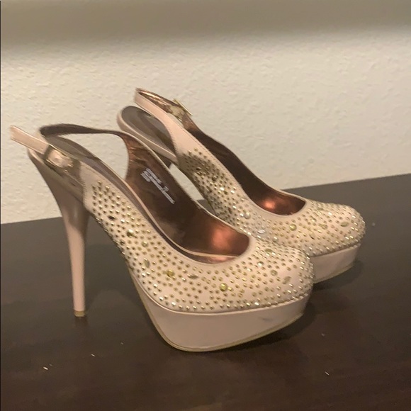 Gold high heels! - Picture 2 of 3